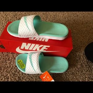 WOMENS TEAL AND WHITE SOLAR SOFT NIKE .